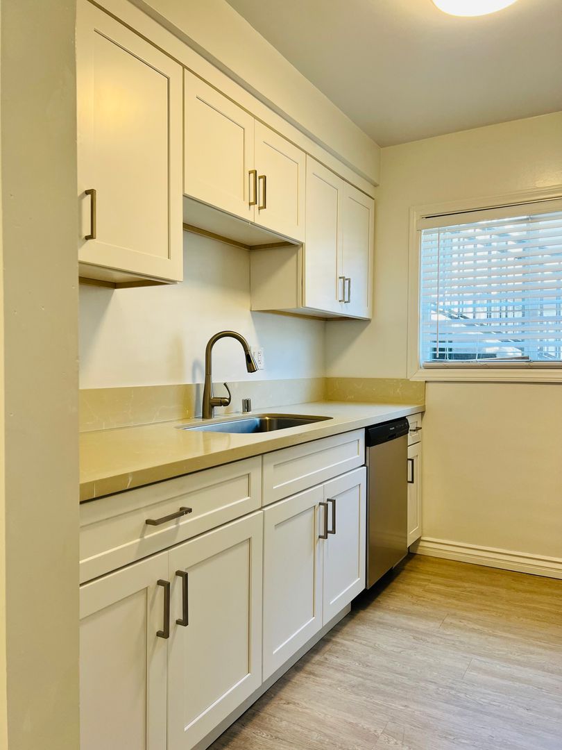 Hollywood Apartment: 1845 Garfield Place