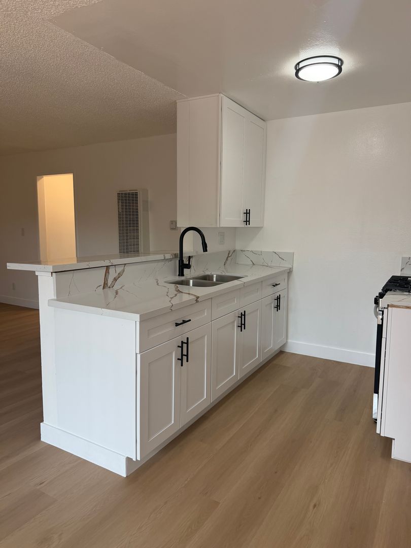 Hawthorne Apartment: 14030-14100 Chadron Ave.