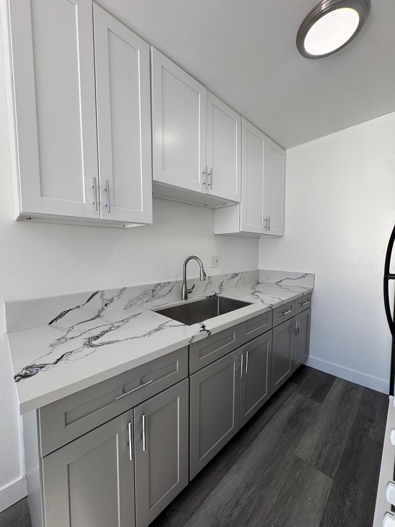 Venice Apartment: 1205  Victoria Ave