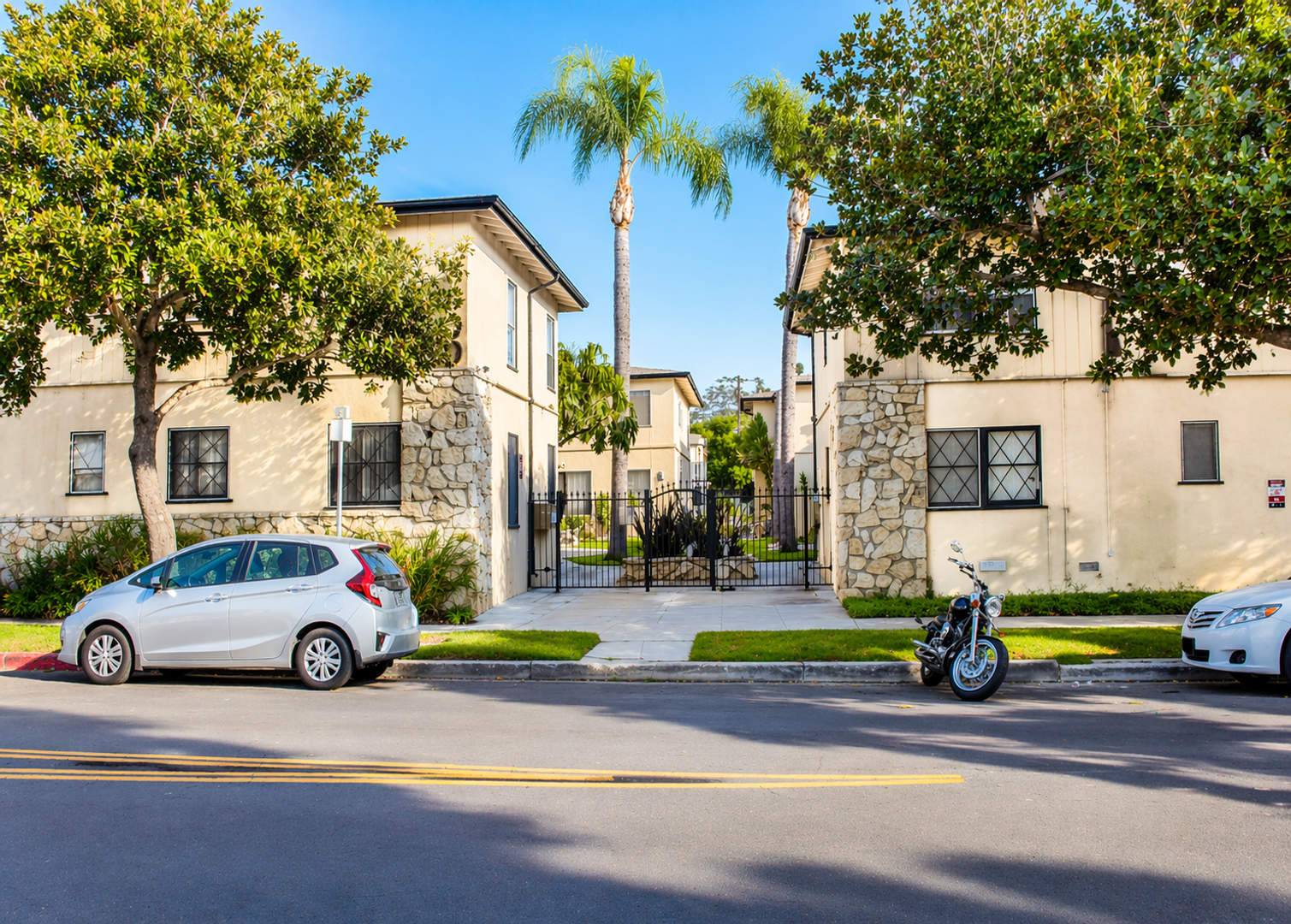 Los Angeles Apartment: 3300 Castle Heights Ave