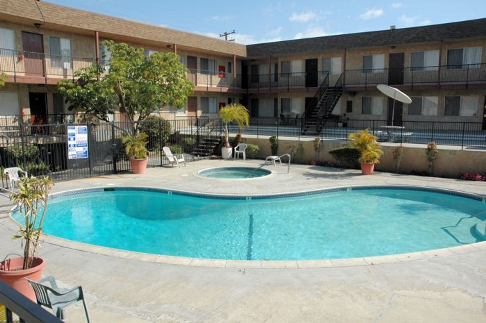 Hawthorne Apartment: 14030-14100 Chadron Ave.