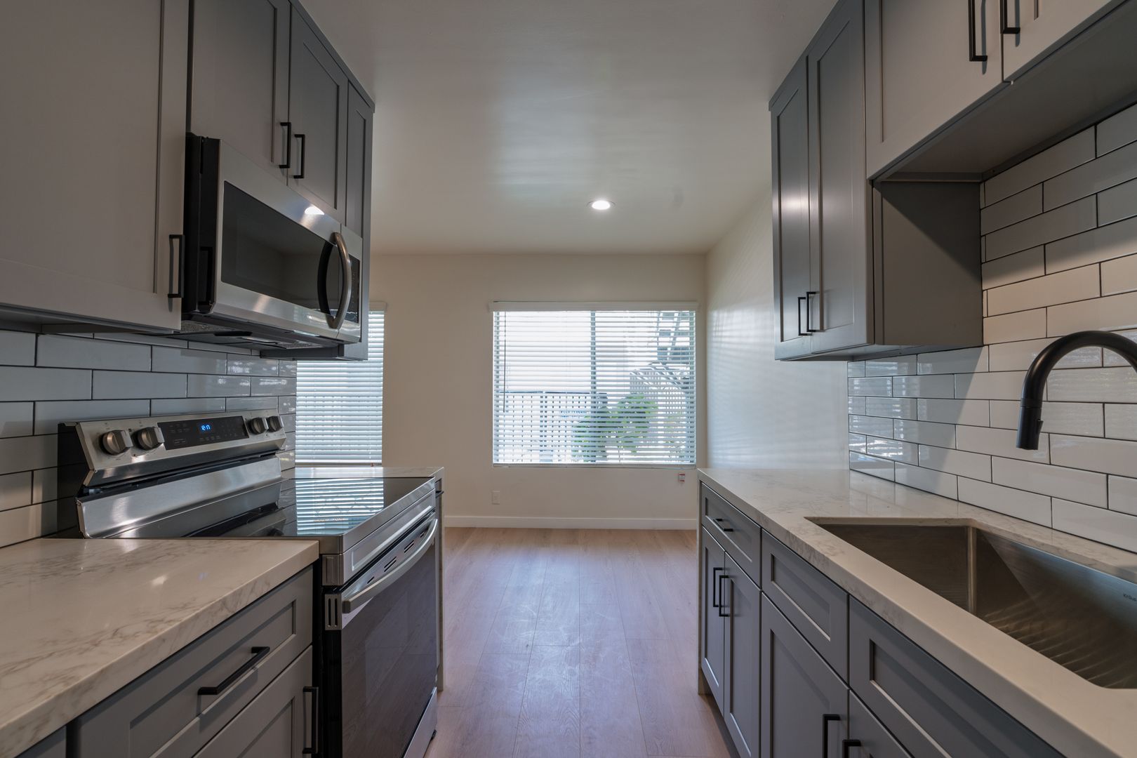 Los Angeles Apartment: 3525 Jasmine Ave