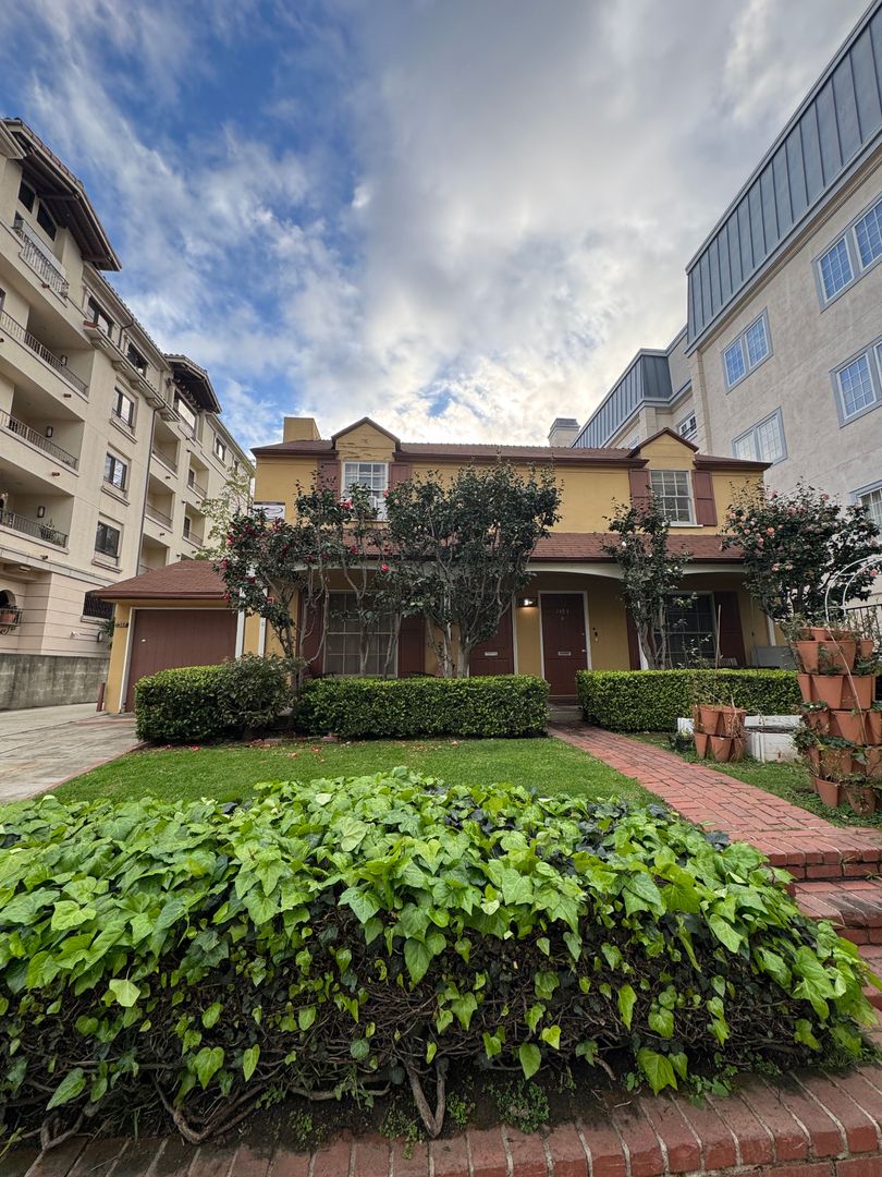 Los Angeles Apartment: 1383 Midvale Ave