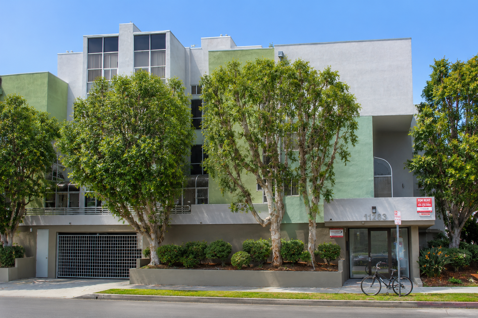 Los Angeles Apartment: 11263 Mississippi Ave