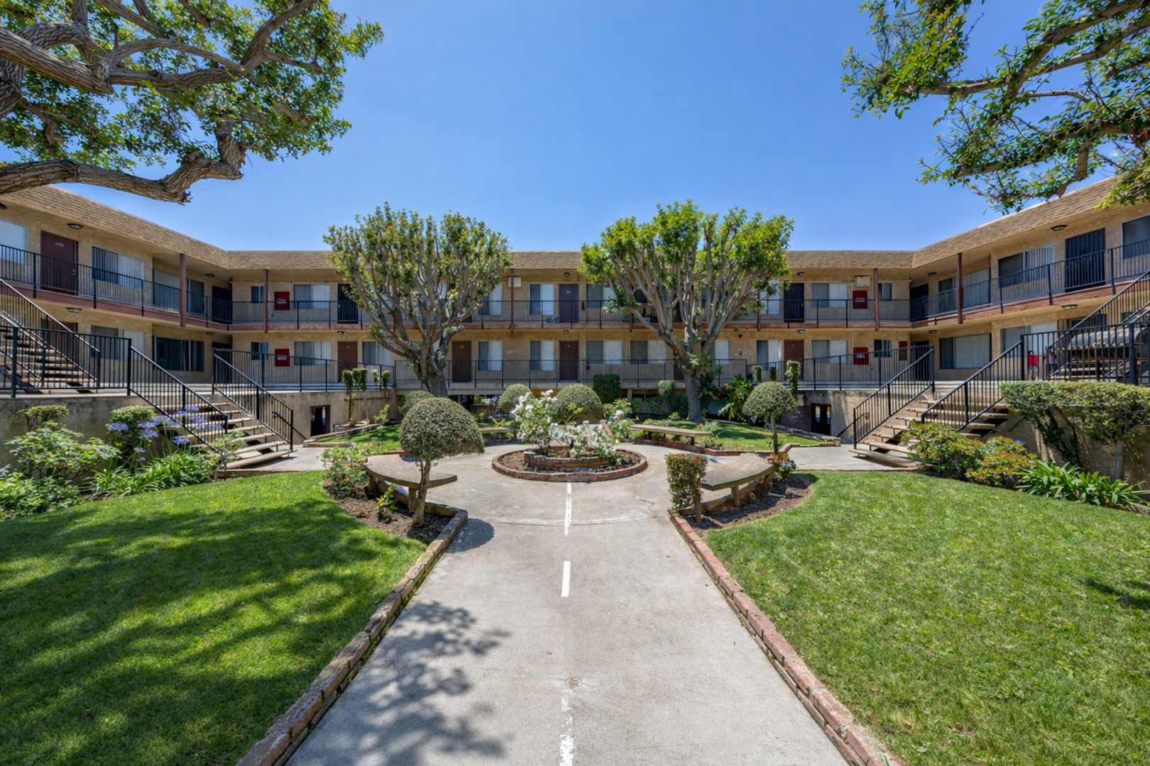 Hawthorne Apartment: 14030-14100 Chadron Ave.