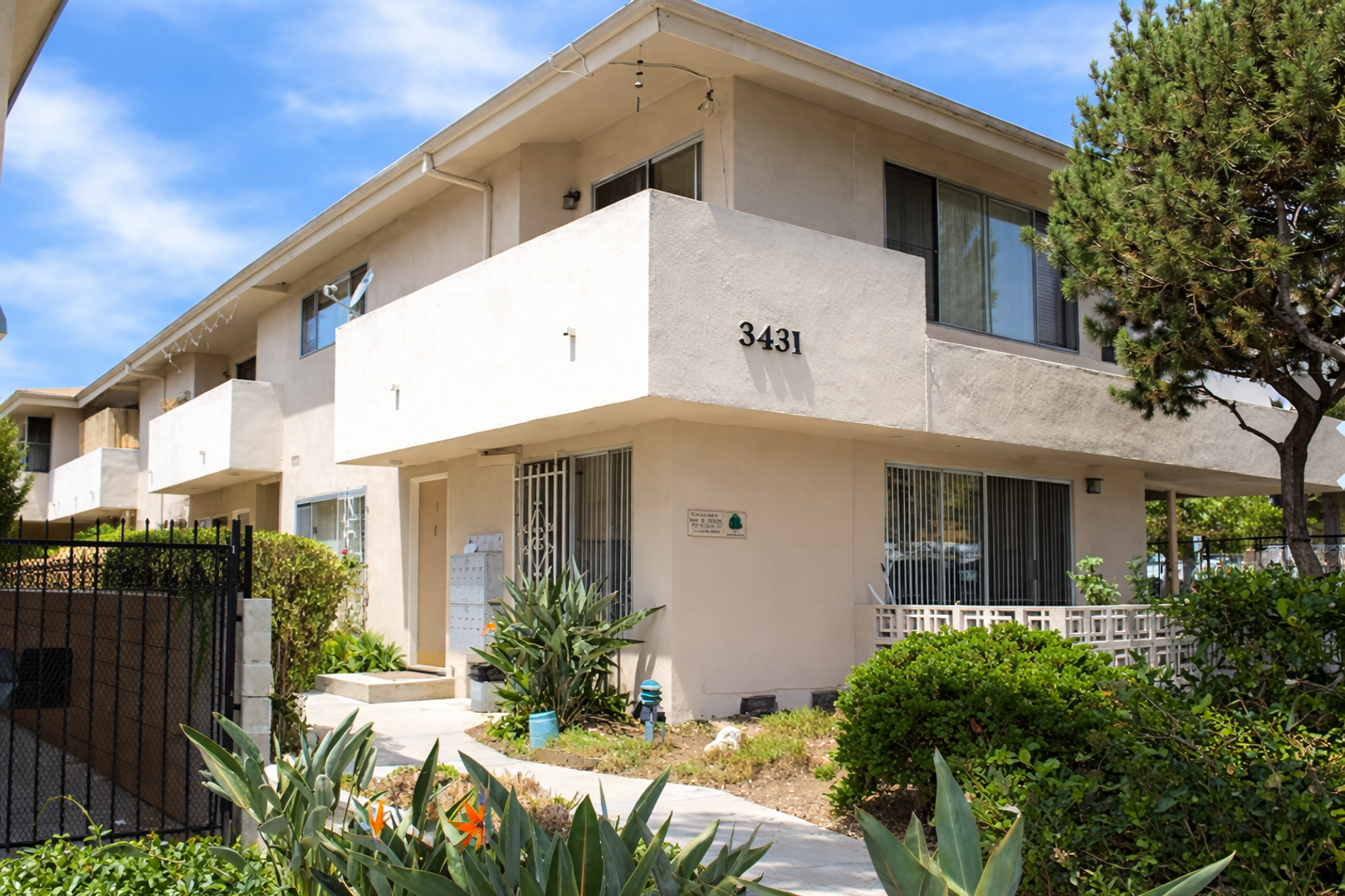 Los Angeles Apartment: 3431 Vinton Ave