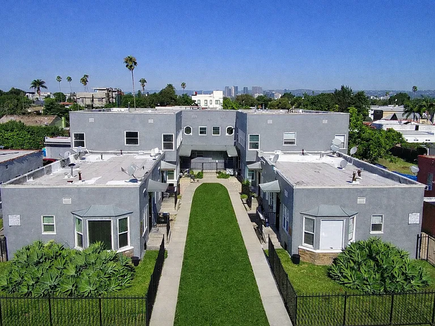 Los Angeles Apartment: 1933 Carmona Ave