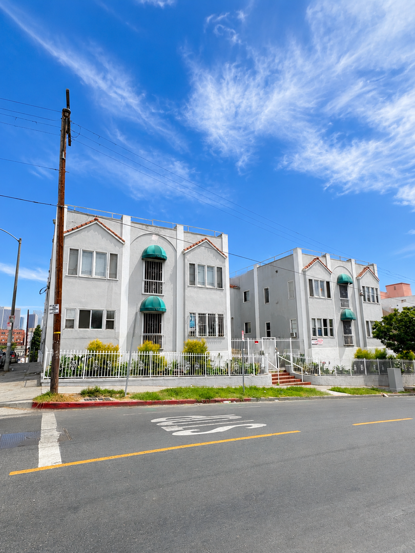 Los Angeles Apartment: 440 S. Bonnie Brae St.