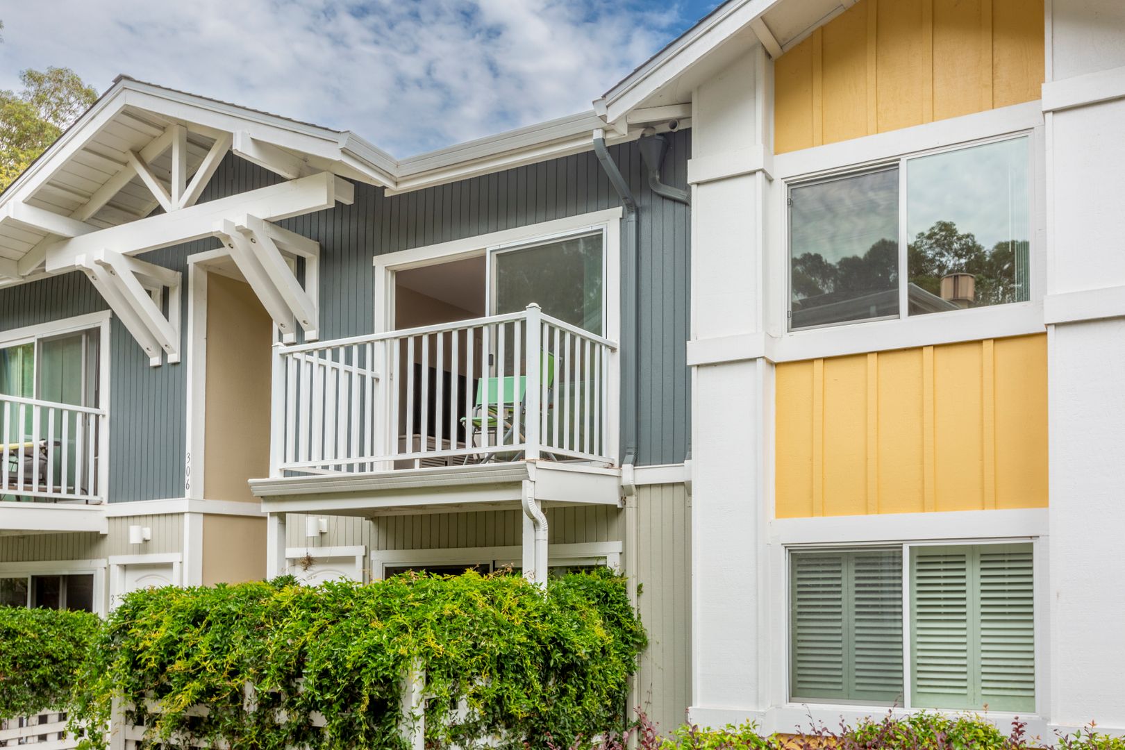 2Bd/1Ba Clean Condo near Sunny Cove! ( Co-signors now accepted!) 