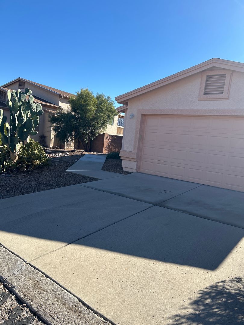 Green Valley House: 148 E Camino de Diana