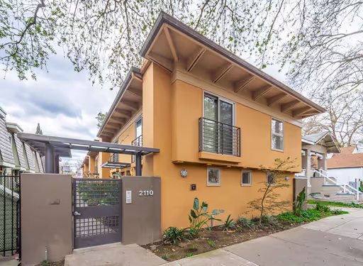 Move-in special! First months rent only $1000 – photo 1