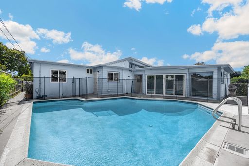 Beautiful 4-Bedroom House with Pool in Fullerton