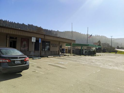 Hwy 101 frontage- this open floor plan commercial space has lots of options!