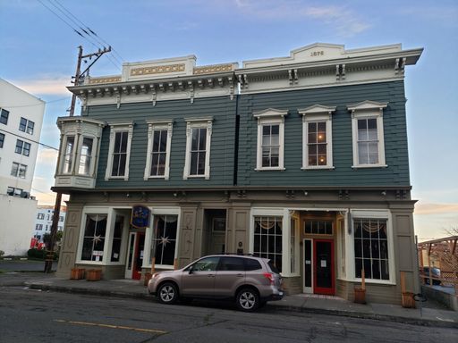 Affordable upstairs room in the heart of Old Town! (Unit is a single room) – photo 1
