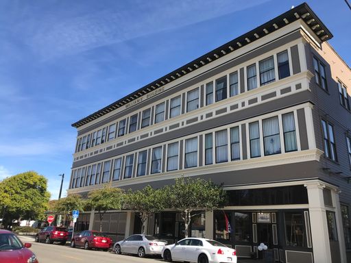 3rd-floor Studio apartment in Old Town!