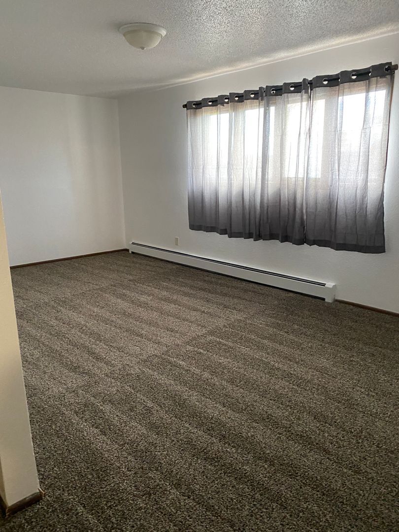 Mandan Apartment: 1601 9th Ave NW