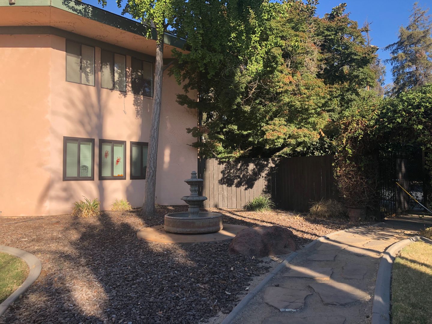 SACRAMENTO House: 5911 NEWMAN CT. #2