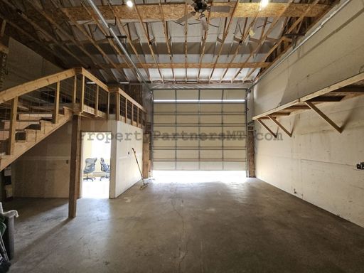 *** 900 sq ft / Warehouse in Belgrade ***
