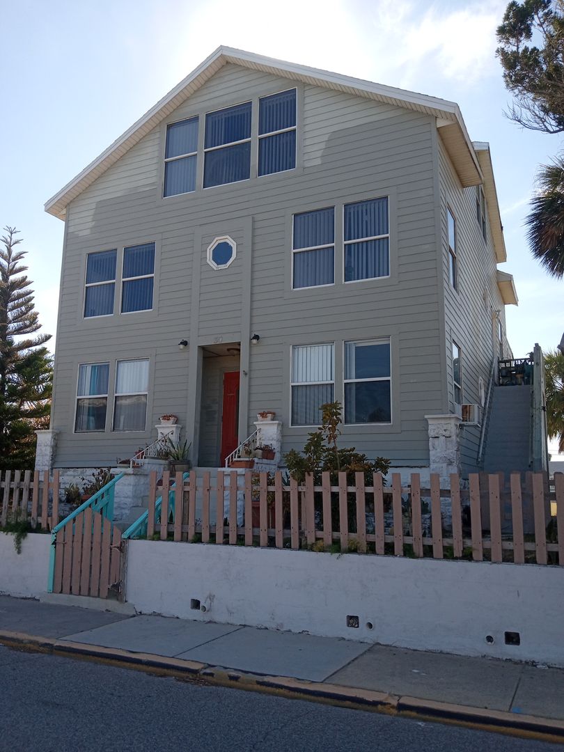 Daytona Beach Apartment: 30 S Grandview Ave