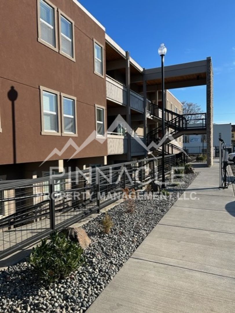 Yakima Apartment: 1001 W YAKIMA AVE