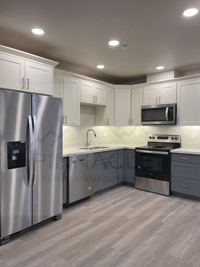 Yakima Apartment: 1001 W YAKIMA AVE