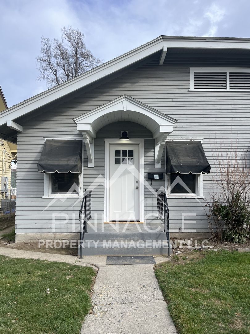 Yakima Apartment: 5 & 5 1/2 CHICAGO AVE