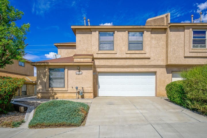 Albuquerque House: 6405 La Habra Ln NE