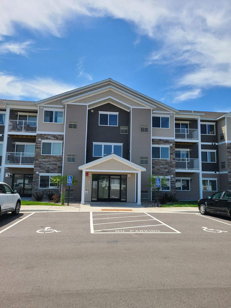 St. Cloud Apartment: 3275 40th Ave S