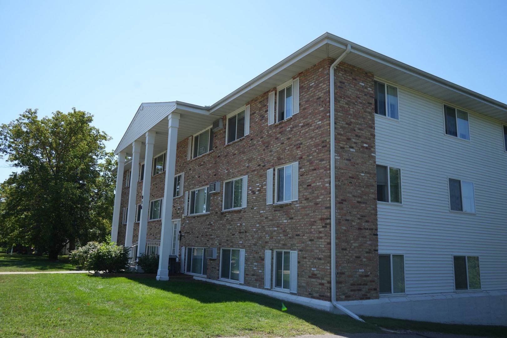 Brainerd Apartment: 908 S 8th St