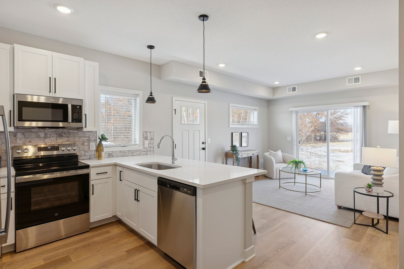 Hugo Apartment: 15879 Goodview Ave N.