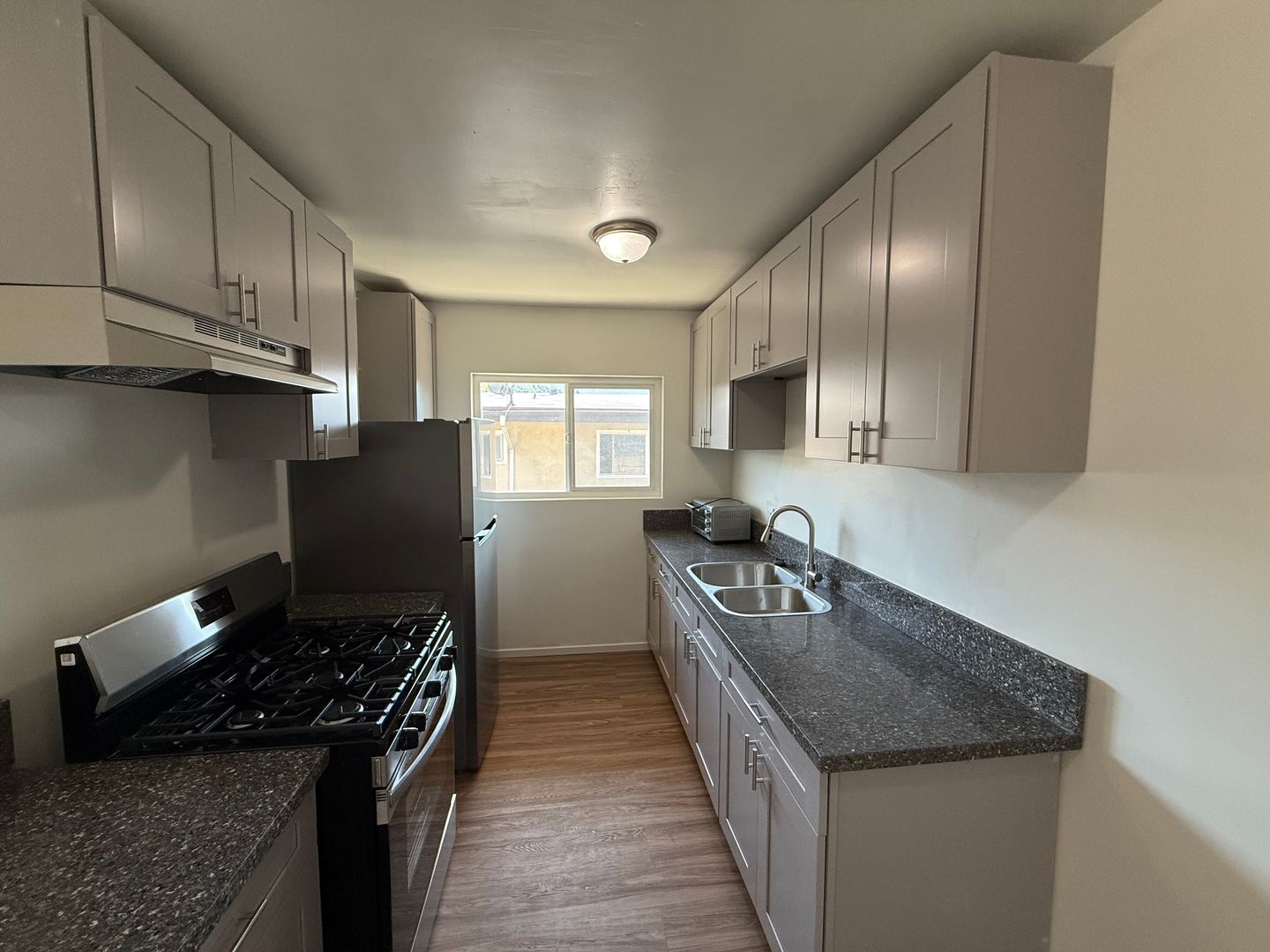 Glendale Apartment: 231 Justin Avenue