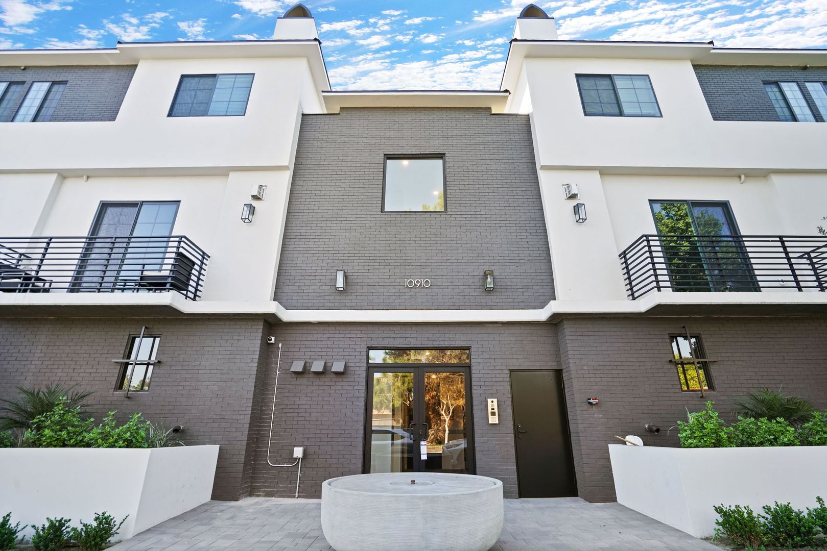 North Hollywood Apartment: 10910 Peach Grove Street