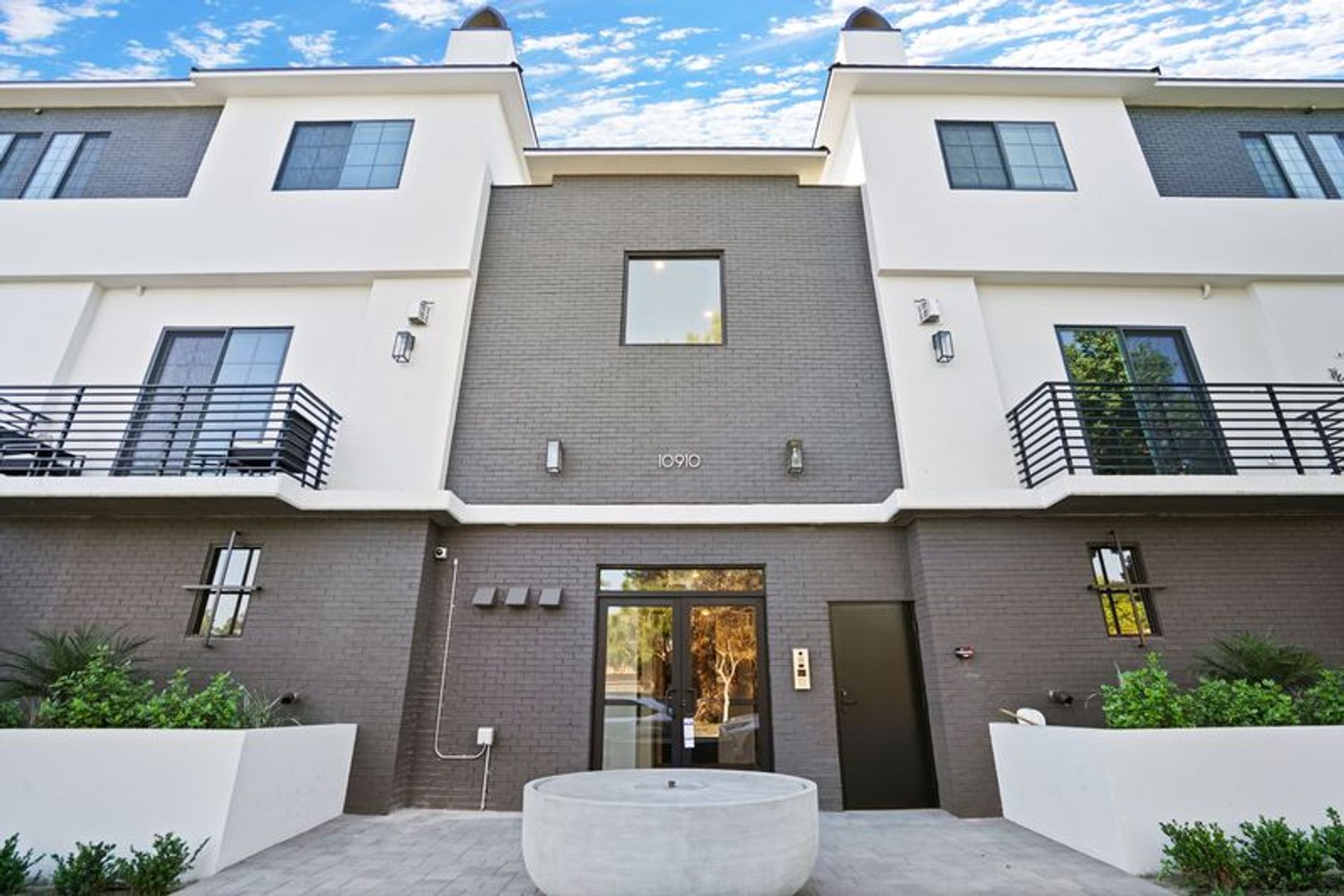 North Hollywood Apartment: 10910 Peach Grove Street