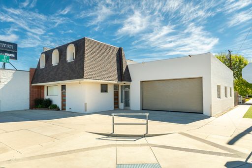 Warehouse & Showroom with Offices in Burbank – photo 1