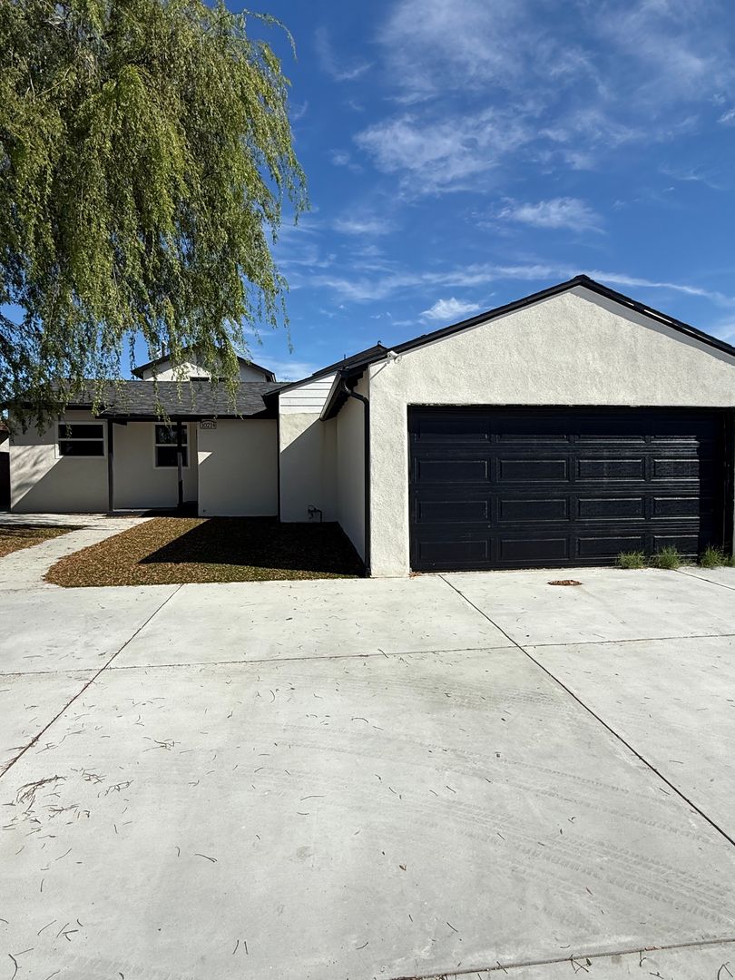 Los Angeles Apartment: 10214 Omelveny Ave