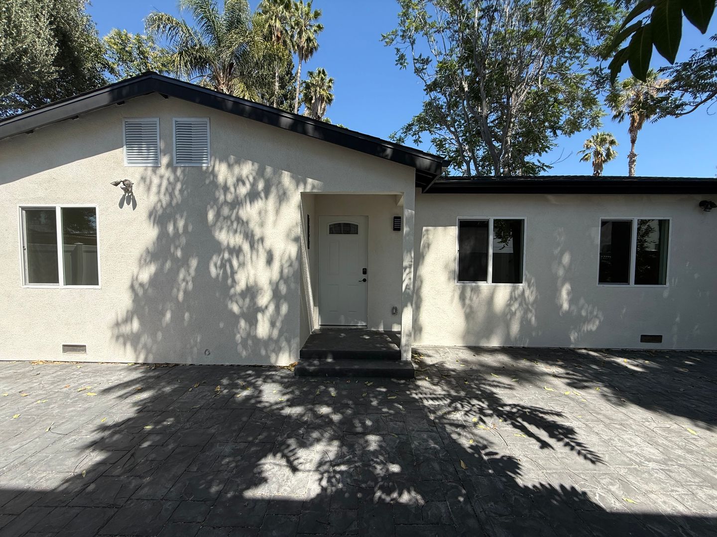 Canoga Park Apartment: 7725 Owensmouth Ave