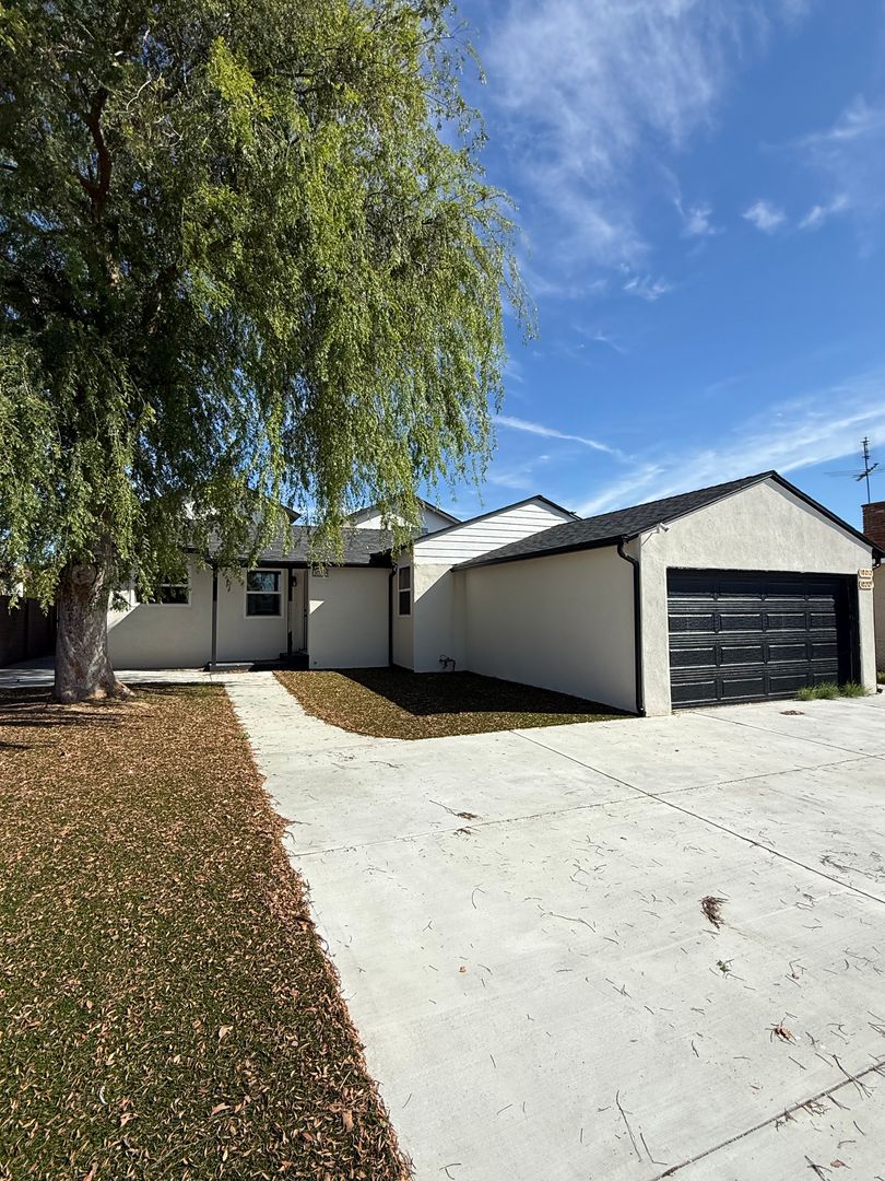 Los Angeles Apartment: 10214 Omelveny Ave