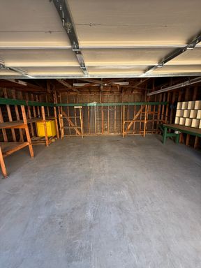 Garage/Storage/Parking Space in North Hollywood