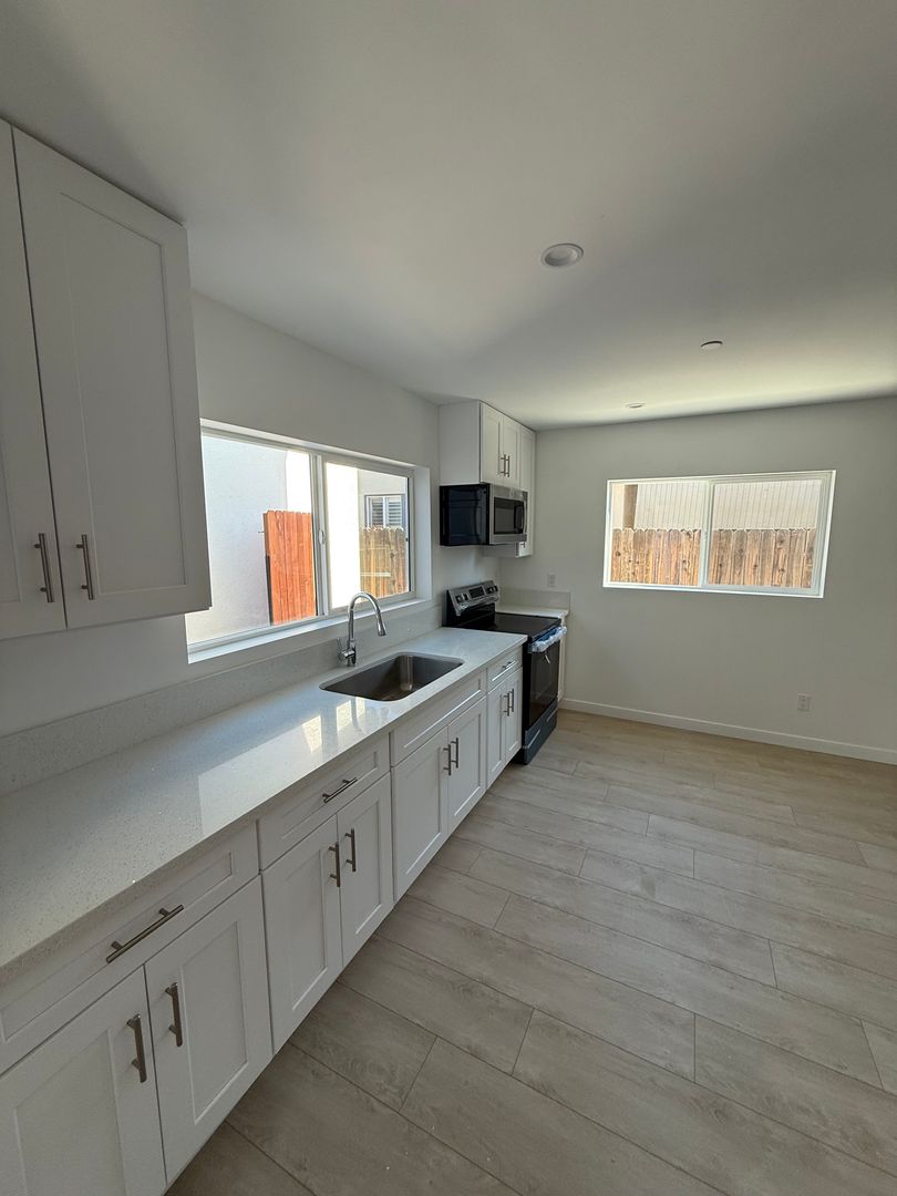 Canoga Park Apartment: 22026 Saticoy St.