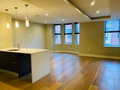 Huge 1 Bedroom Available! – photo 1