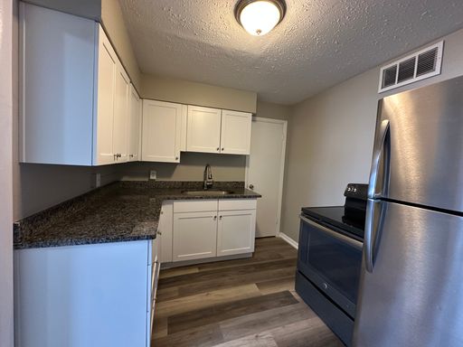 Freshly remodeled 2 Bedroom 1 Bathroom Apartment AVAILABLE NOW