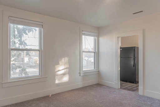 Updated 1 Bedroom Apartment Short Distance To Downtown AVAILABLE NOW