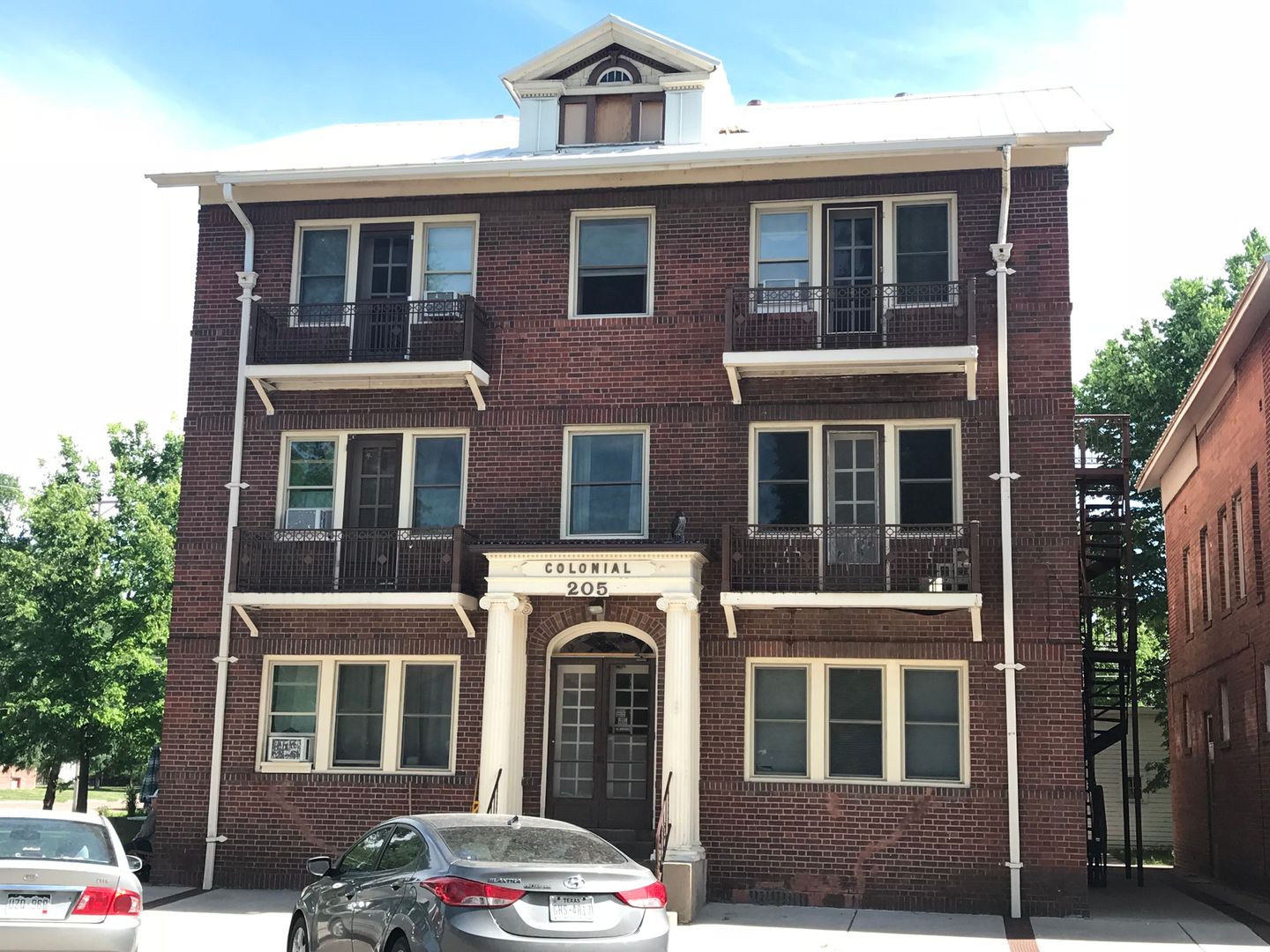 Sterling Apartment: 205 Lincoln St