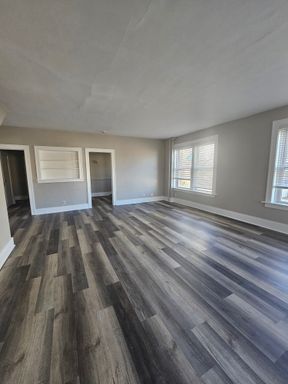 Large CLEAN 2 bed 1 bath **Available 6/1**