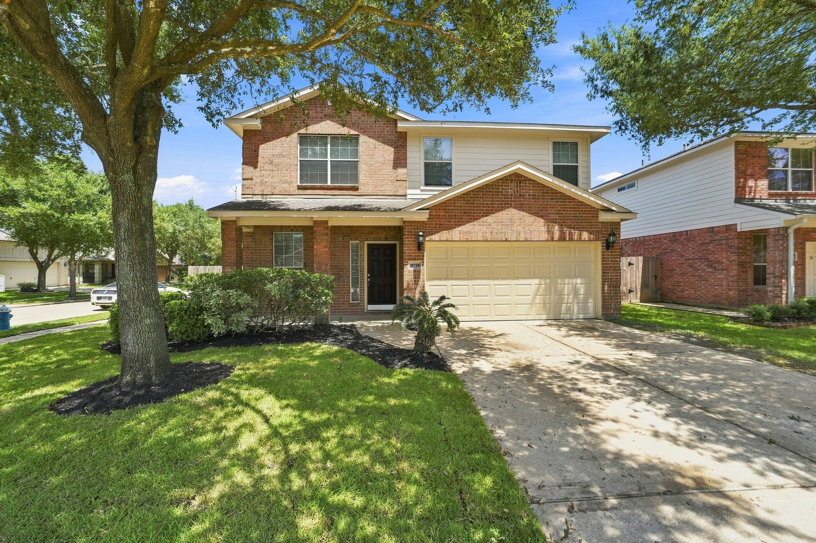 Houston House: 16726 Vivian Point Lane