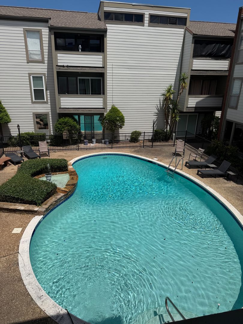Metairie Apartment: 1161 Lake Ave