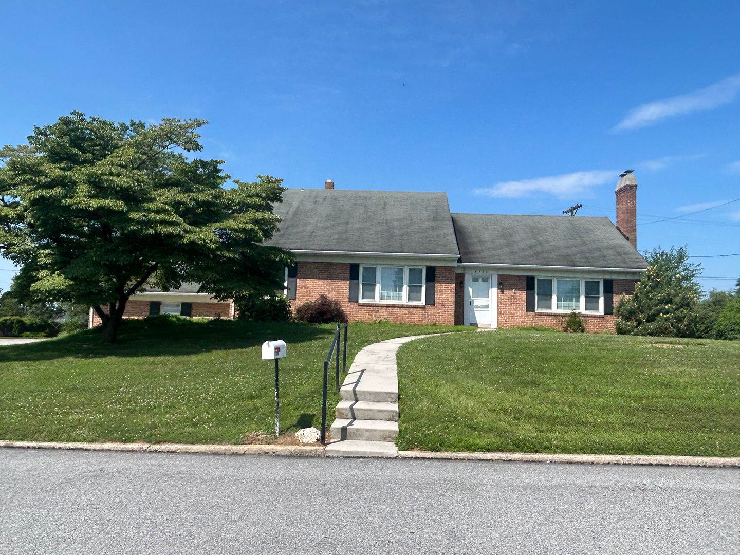 1300 Chapel Dr York PA 17404 ** 5 Bedroom 2.5 Bath 