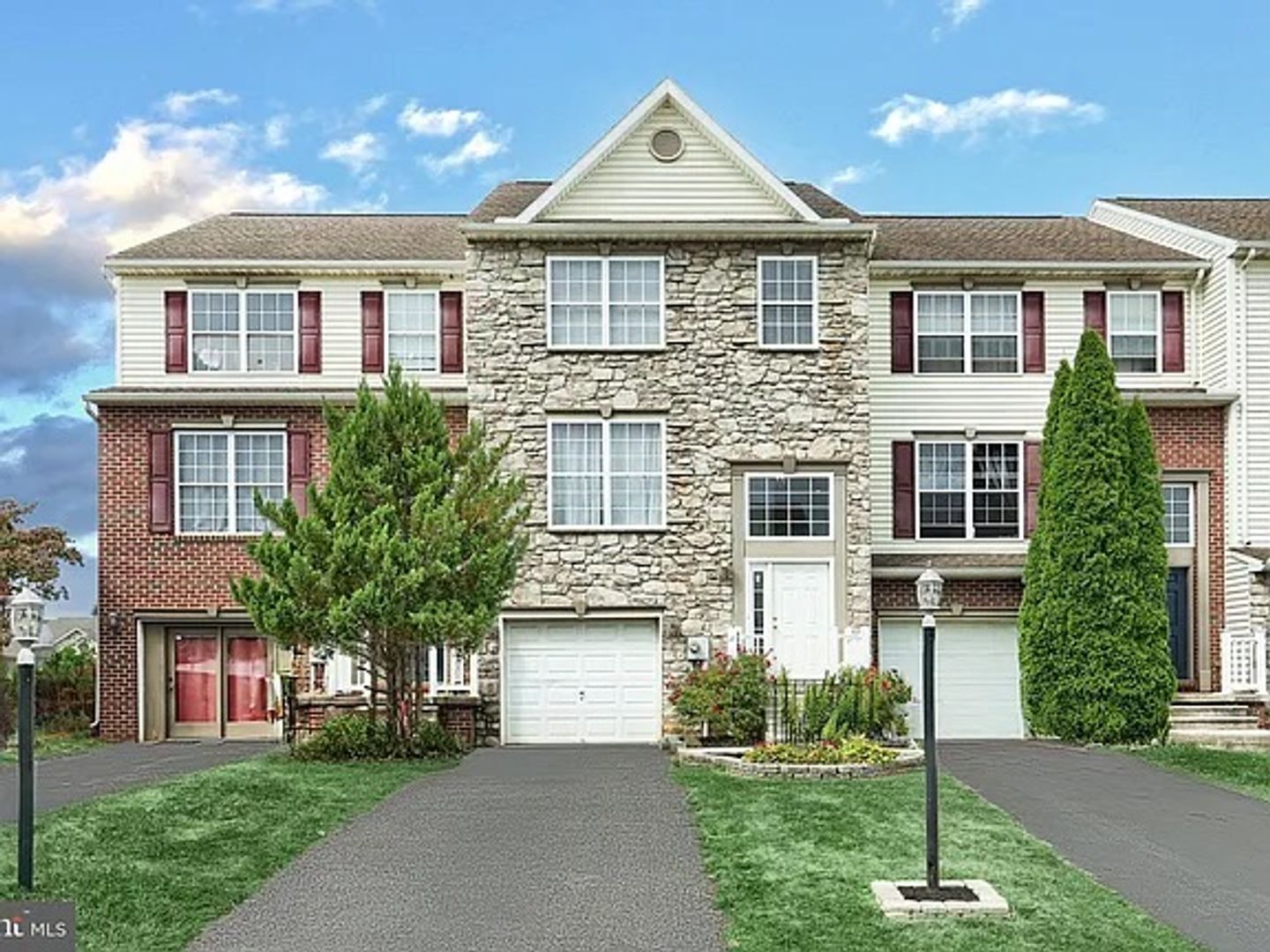 York House: 1193 Ledge Dr