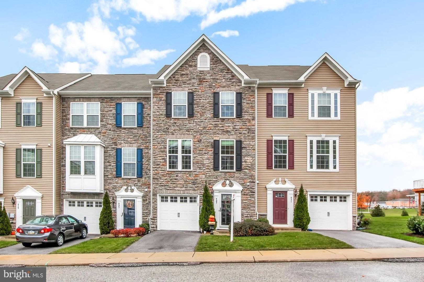 York Townhome: 927 Brechin Lane