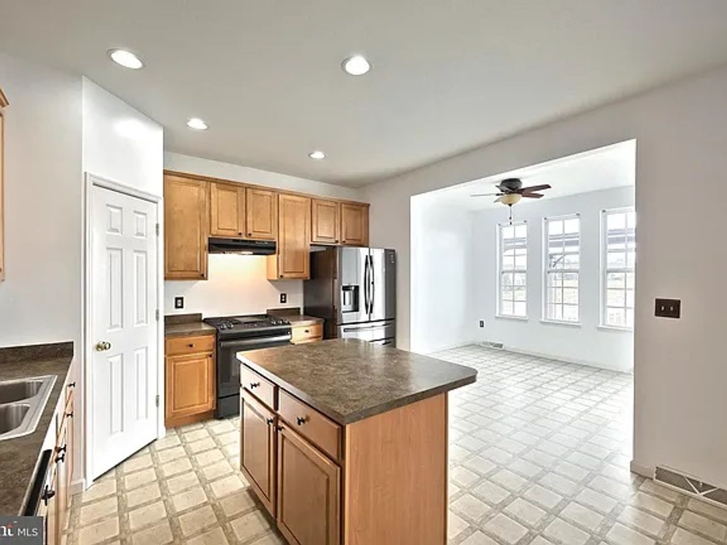 York House: 1193 Ledge Dr
